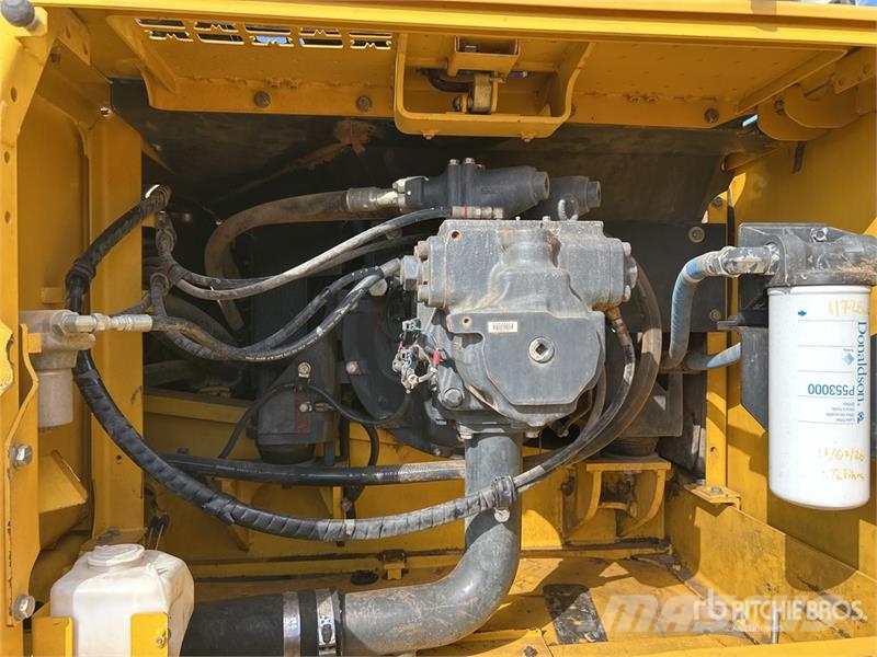 Komatsu PC300LC-8M0 Tracked Excavator Roomikekskavaatorid