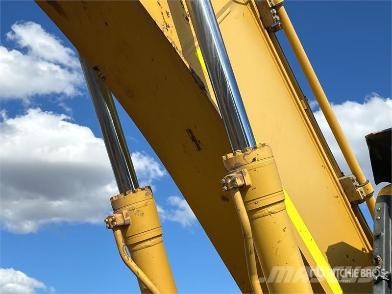 Komatsu PC300LC-8M0 Tracked Excavator Roomikekskavaatorid