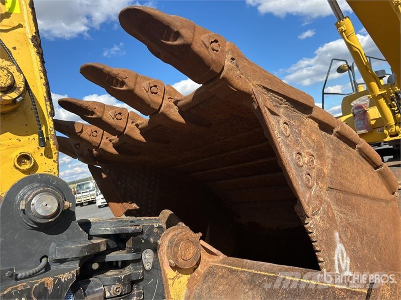 Komatsu PC300LC-8M0 Tracked Excavator Lánctalpas kotrók