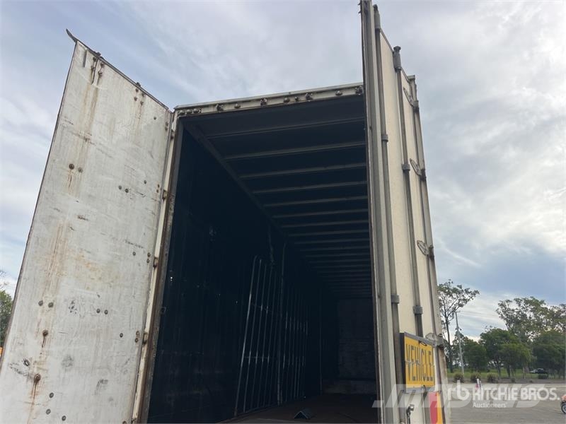 Krueger 13.3 m Tri/A Curtain Side Trailer Ponyvás pótkocsik