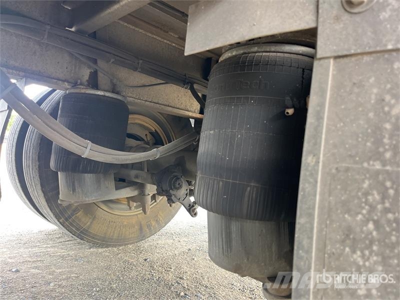 Krueger 13.3 m Tri/A Curtain Side Trailer Ponyvás pótkocsik