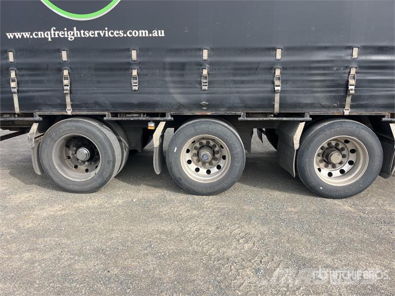 Krueger 13.3 m Tri/A Curtain Side Trailer Ponyvás pótkocsik