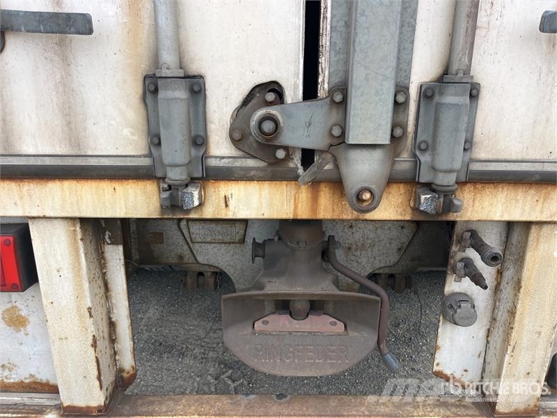 Krueger 13.3 m Tri/A Curtain Side Trailer Ponyvás pótkocsik