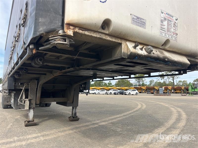 Krueger 13.3 m Tri/A Curtain Side Trailer Ponyvás pótkocsik