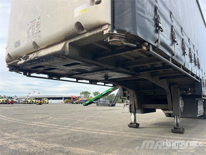 Krueger 13.3 m Tri/A Curtain Side Trailer Ponyvás pótkocsik