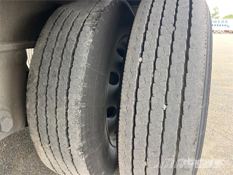 Krueger 13.3 m Tri/A Curtain Side Trailer Ponyvás pótkocsik