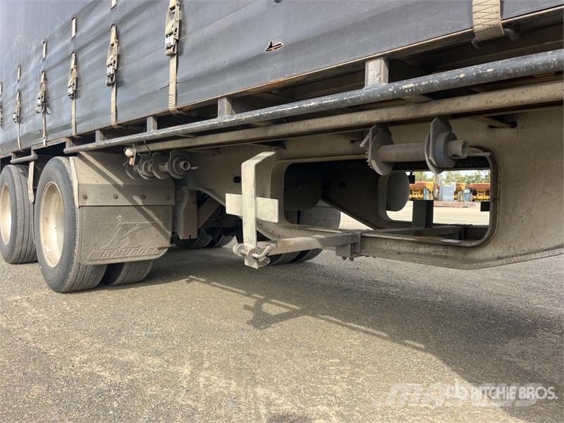 Krueger 13.3 m Tri/A Curtain Side Trailer Ponyvás pótkocsik