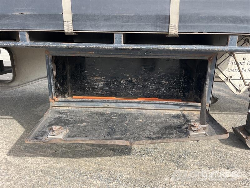 Krueger 13.3 m Tri/A Curtain Side Trailer Ponyvás pótkocsik