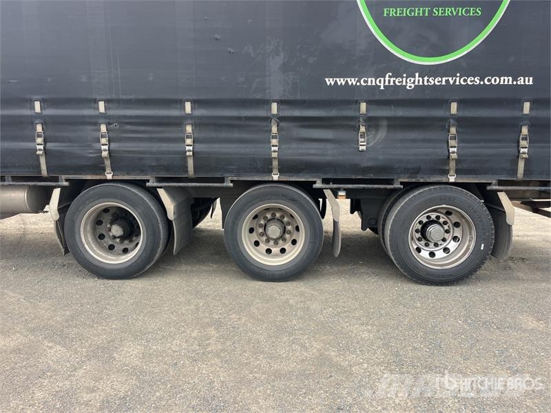 Krueger 13.3 m Tri/A Curtain Side Trailer Ponyvás pótkocsik
