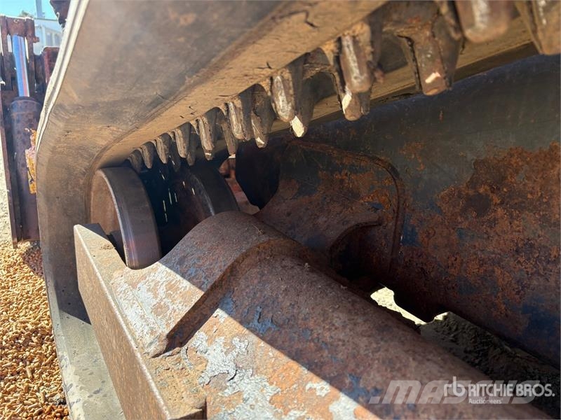 Kubota SVL75-2CHW Two-Speed High Flow Compact Track Loade لوادر انزلاقية التوجيه