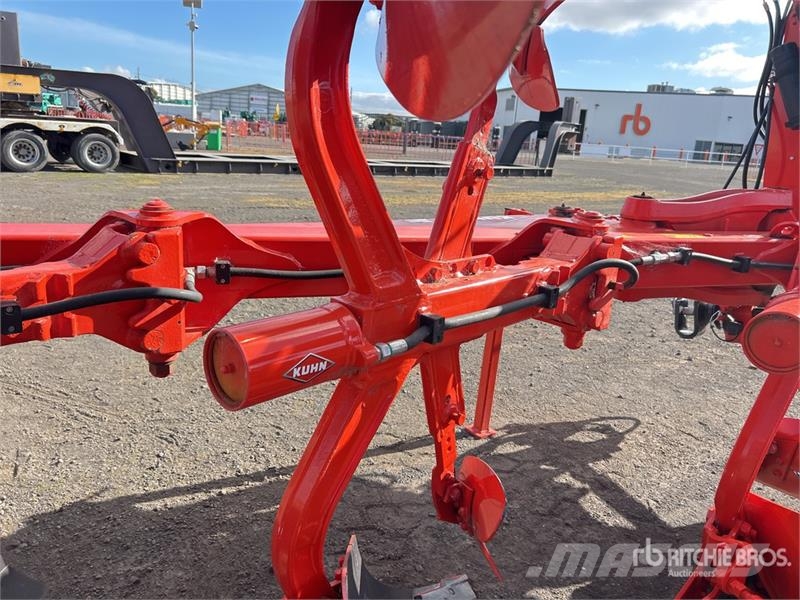 Kuhn VM153 4E/5H 102 3-Point 5 Bottom Reversible Plow ( Pluguri reversibile