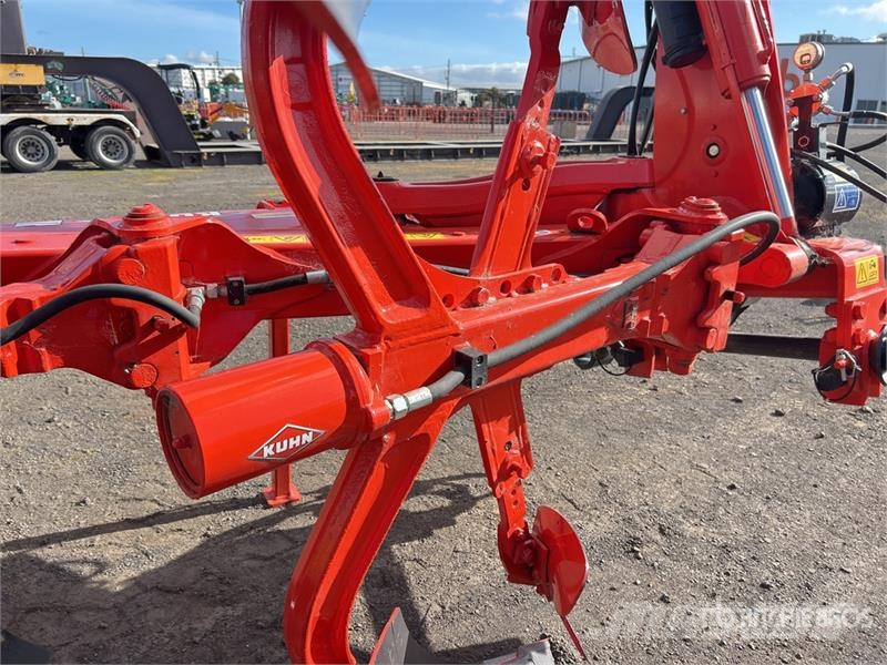 Kuhn VM153 4E/5H 102 3-Point 5 Bottom Reversible Plow ( Pluguri reversibile