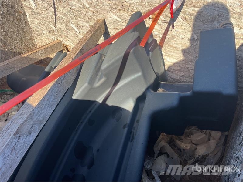  LH Fuel Tank Tank (Unused) 燃料タンクと添加剤用タンク