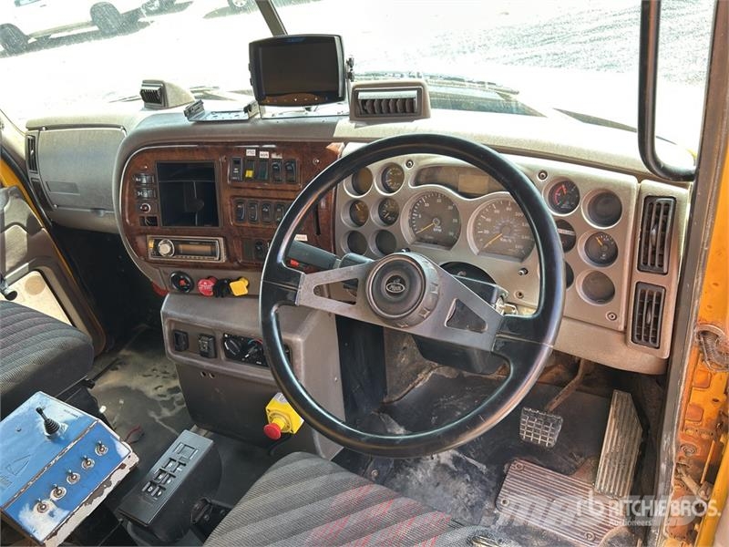 Mack CH6668RST Metroliner 16000 L 8x4 Twin-Steer Water  Kamioni za vodu
