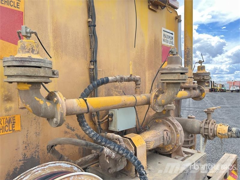 Mack CH6668RST Metroliner 16000 L 8x4 Twin-Steer Water  Kamioni za vodu