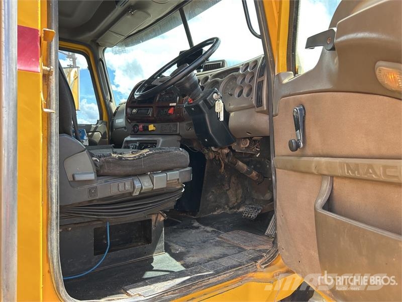 Mack CH6668RST Metroliner 16000 L 8x4 Twin-Steer Water  Kamioni za vodu