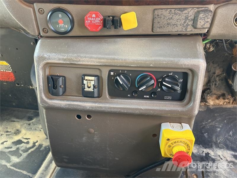 Mack CH6668RST Metroliner 16000 L 8x4 Twin-Steer Water  Kamioni za vodu