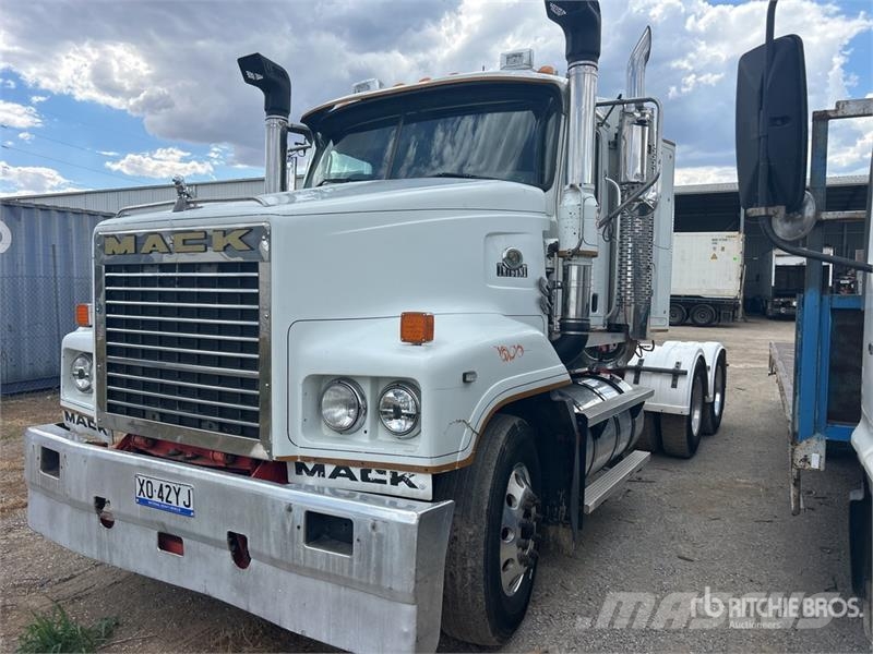 Mack CLS Trident 6x4 T/A Sleeper Truck Tractor Trekkvogner
