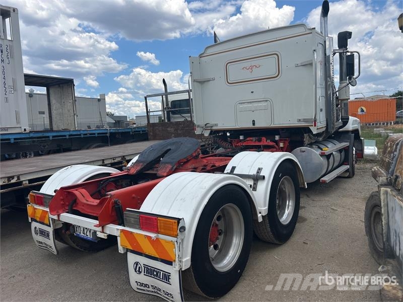 Mack CLS688RS 6x4 T/A Sleeper Truck Tractor Vetopöytäautot