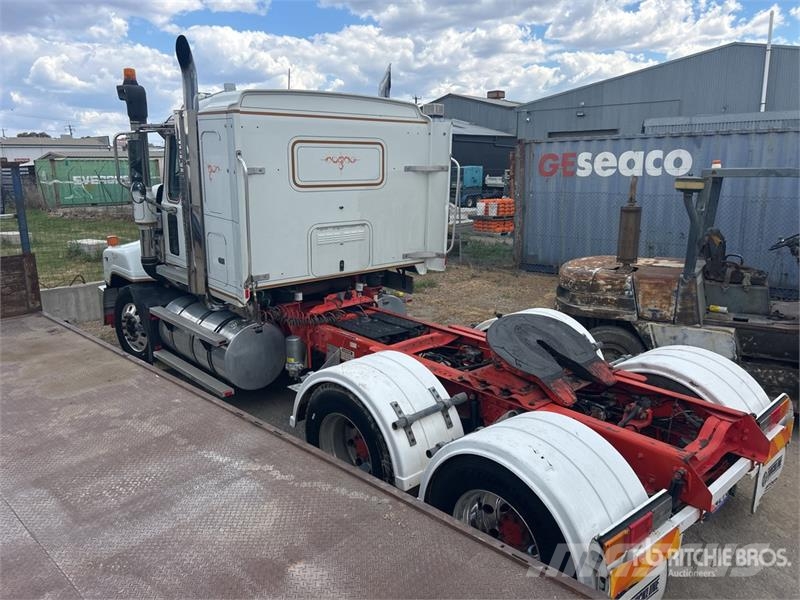 Mack CLS688RS 6x4 T/A Sleeper Truck Tractor Vetopöytäautot