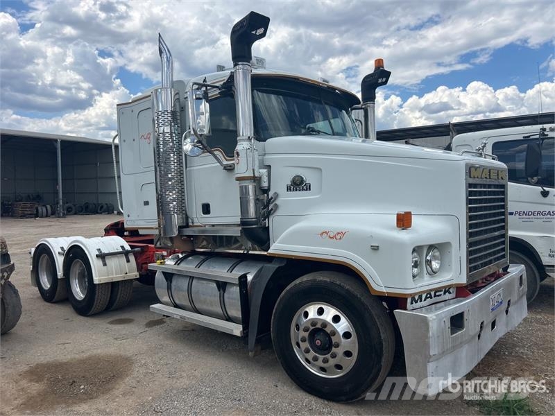 Mack CLS688RS 6x4 T/A Sleeper Truck Tractor Vetopöytäautot