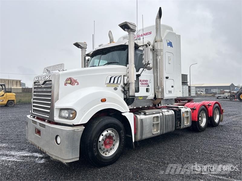 Mack CLXT Super-Liner 6x4 T/A Sleeper Truck Tractor Tegljači