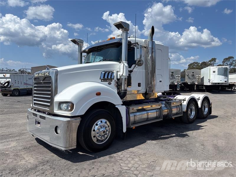 Mack CLXT Super-Liner 6x4 T/A Sleeper Truck Tractor Tracteur routier