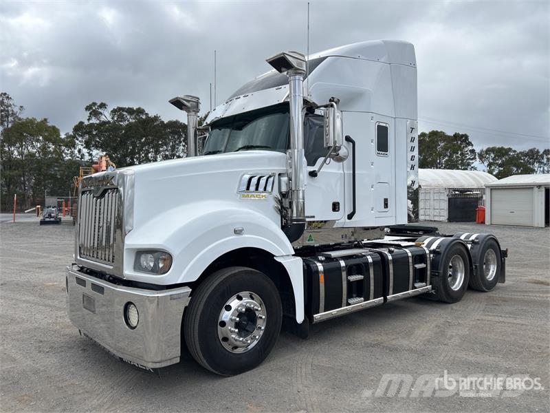 Mack CLXT Super-Liner 6x4 T/A Sleeper Truck Tractor Tegljači