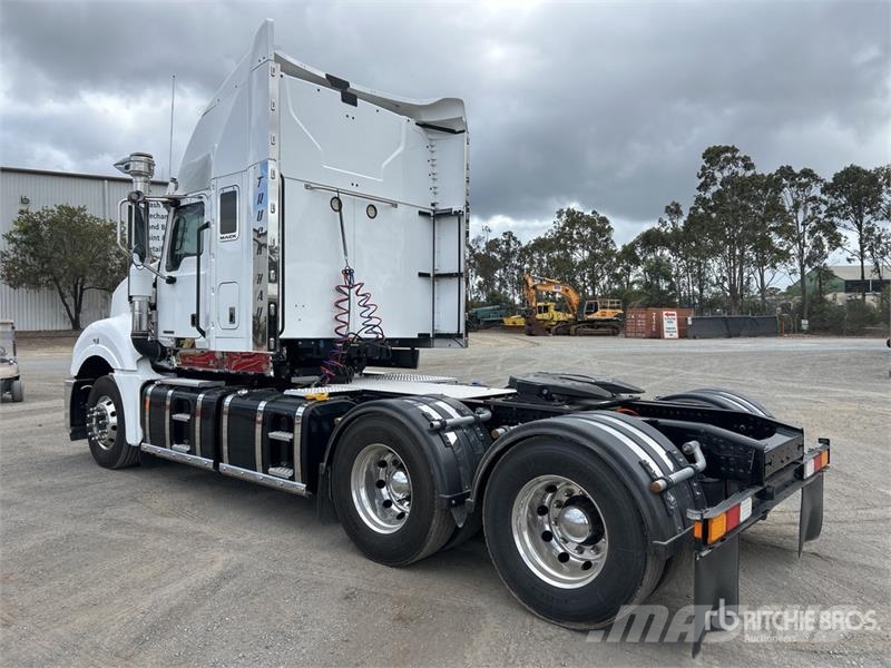 Mack CLXT Super-Liner 6x4 T/A Sleeper Truck Tractor Tegljači