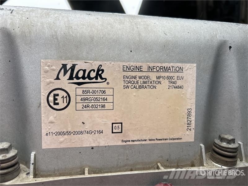 Mack CLXT Super-Liner 6x4 T/A Sleeper Truck Tractor Tegljači