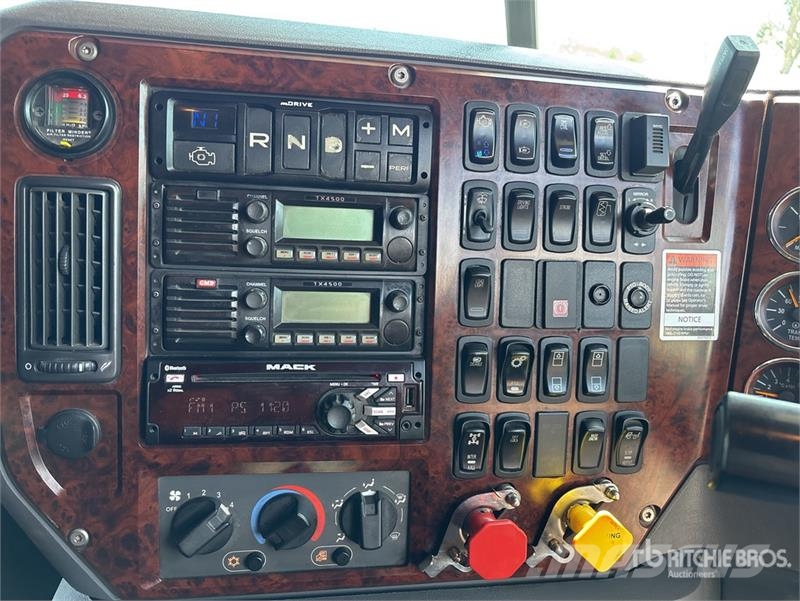 Mack CLXT Super-Liner 6x4 T/A Sleeper Truck Tractor Tracteur routier