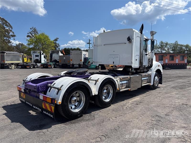 Mack CLXT Super-Liner 6x4 T/A Sleeper Truck Tractor Tracteur routier