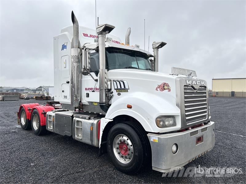 Mack CLXT Super-Liner 6x4 T/A Sleeper Truck Tractor Tegljači