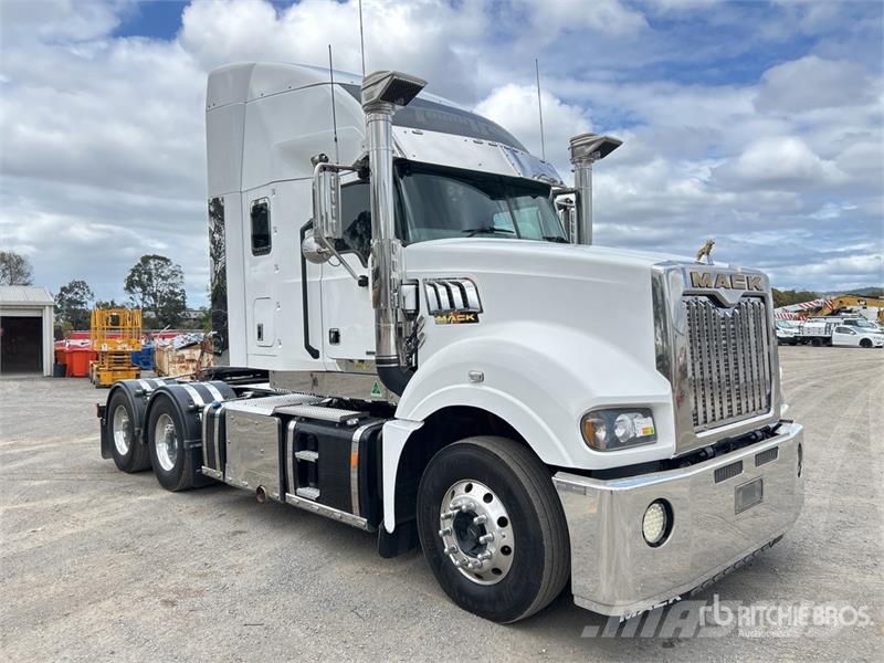 Mack CLXT Super-Liner 6x4 T/A Sleeper Truck Tractor Tegljači