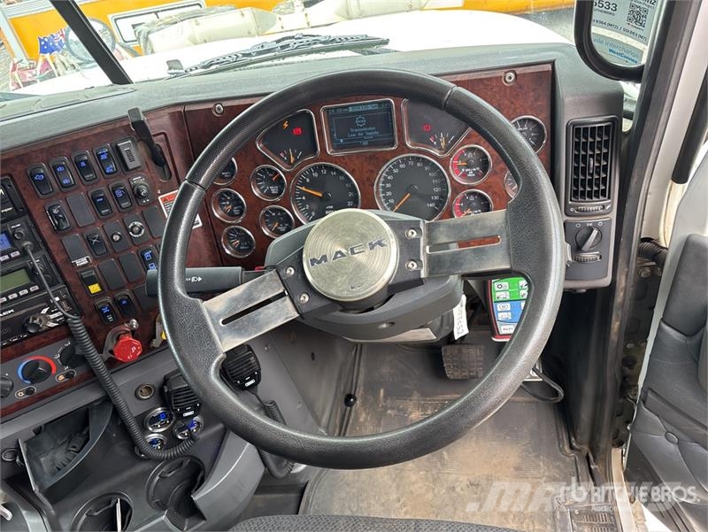 Mack CLXT Superliner 6x4 Sleeper T/A Dump Truck Pašizgāzējs