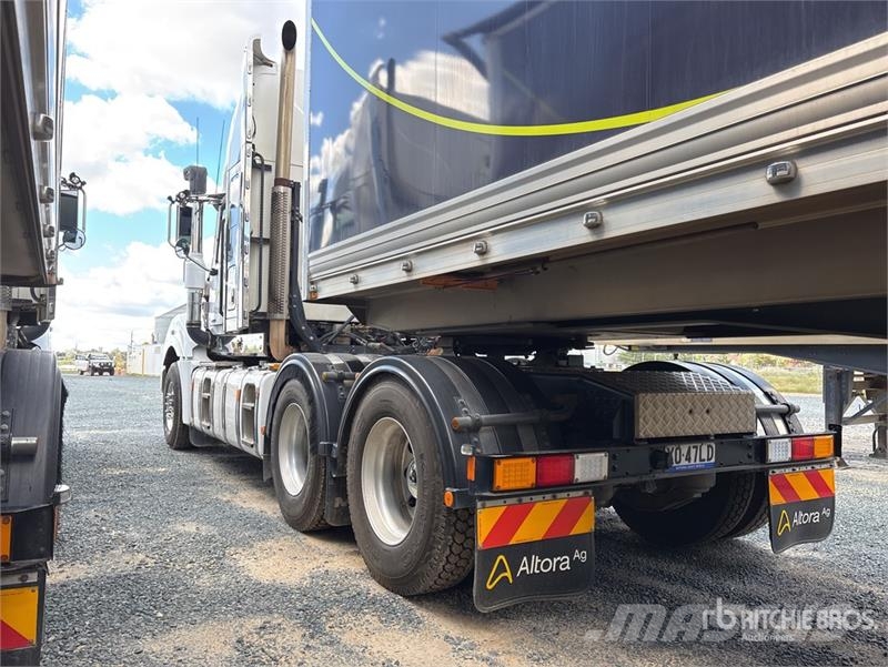 Mack CLXT Superliner 6x4 T/A Sleeper Truck Tractor Тягачі