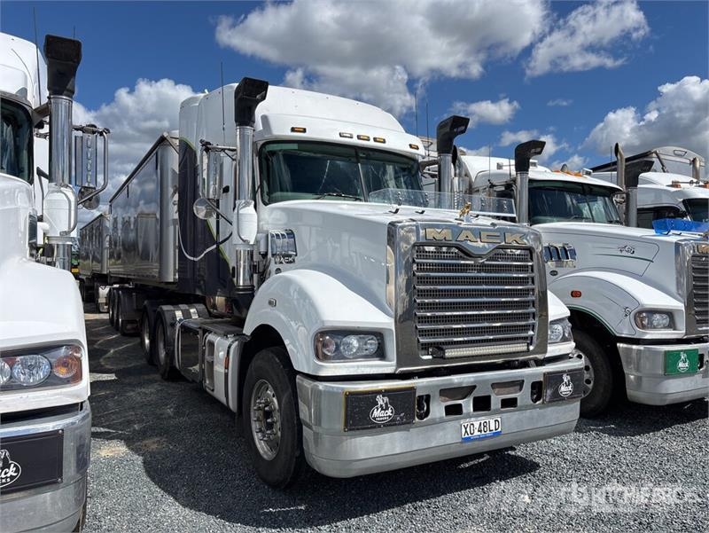 Mack CLXT Superliner 6x4 T/A Sleeper Truck Tractor Dragbilar