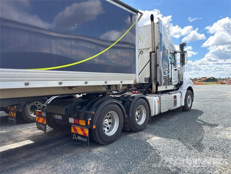 Mack CLXT Superliner 6x4 T/A Sleeper Truck Tractor Тягачі