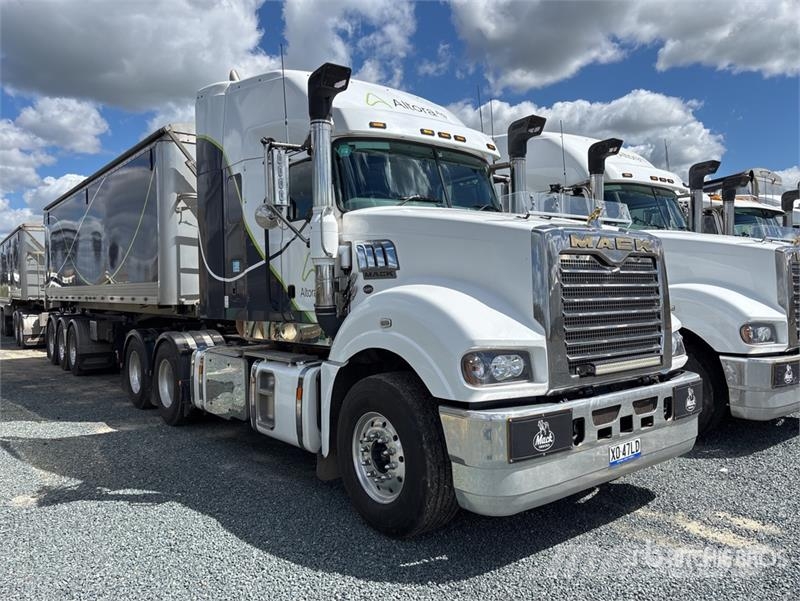 Mack CLXT Superliner 6x4 T/A Sleeper Truck Tractor Тягачі