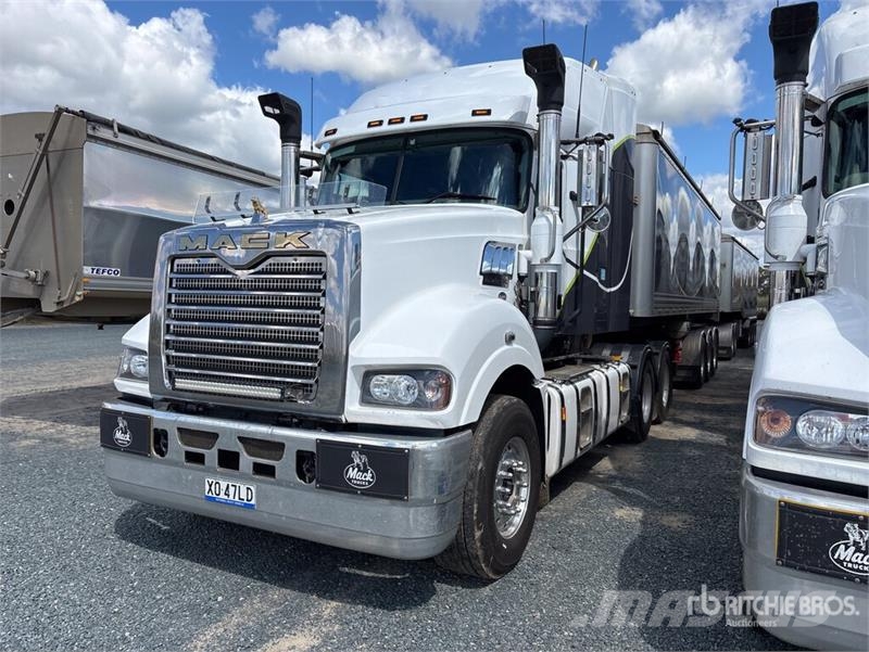 Mack CLXT Superliner 6x4 T/A Sleeper Truck Tractor Dragbilar
