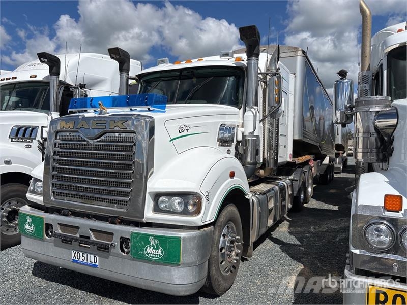 Mack CLXT Superliner 6x4 T/A Sleeper Truck Tractor 牵引车