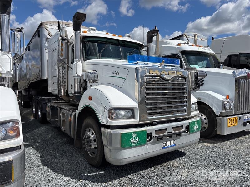 Mack CLXT Superliner 6x4 T/A Sleeper Truck Tractor 牵引车