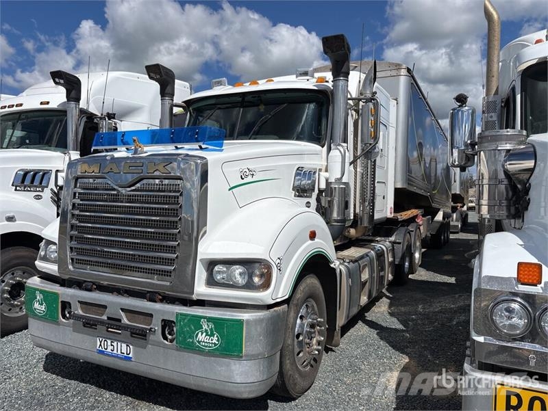 Mack CLXT Superliner 6x4 T/A Sleeper Truck Tractor Dragbilar