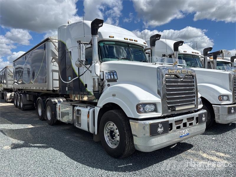 Mack CLXT Superliner 6x4 T/A Sleeper Truck Tractor Dragbilar