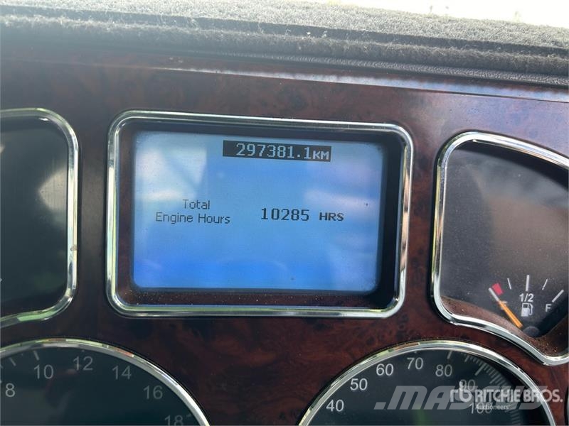 Mack CMHR Trident 6x4 Fuel and Lube Truck Tankbiler