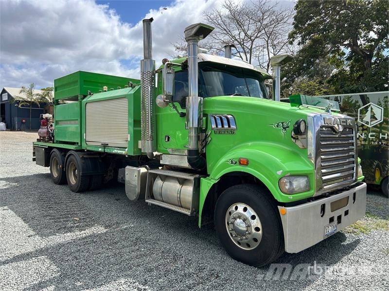 Mack CMHR Trident 6x4 Fuel and Lube Truck Tankbiler
