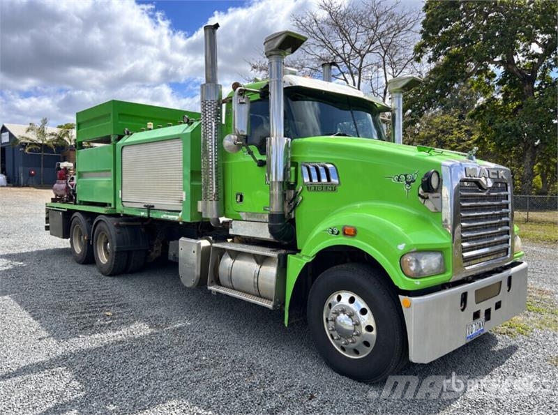 Mack CMHR Trident 6x4 Fuel and Lube Truck Cysterna