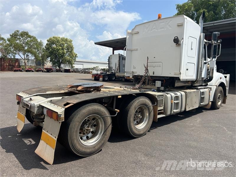 Mack CXXT Titan 6x4 T/A Sleeper Truck Tractor Vilcēji