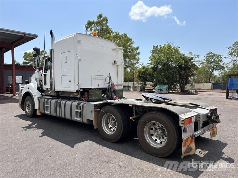 Mack CXXT Titan 6x4 T/A Sleeper Truck Tractor Vilcēji