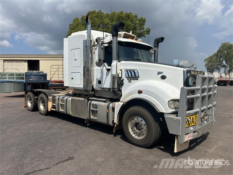 Mack CXXT Titan 6x4 T/A Sleeper Truck Tractor Vilcēji